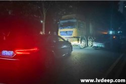 東莞市生態環境局鬆山湖分局查獲一槽罐車於夜間往排水管網偷排泥漿的行為