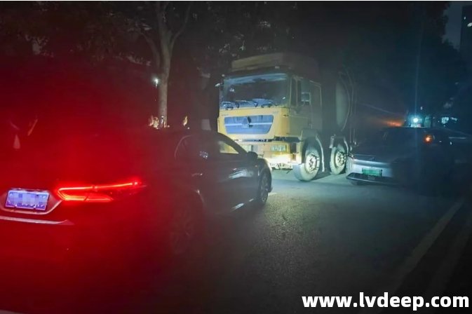 鬆山湖分局聯合城管分局連續蹲點，截停偷排槽罐車