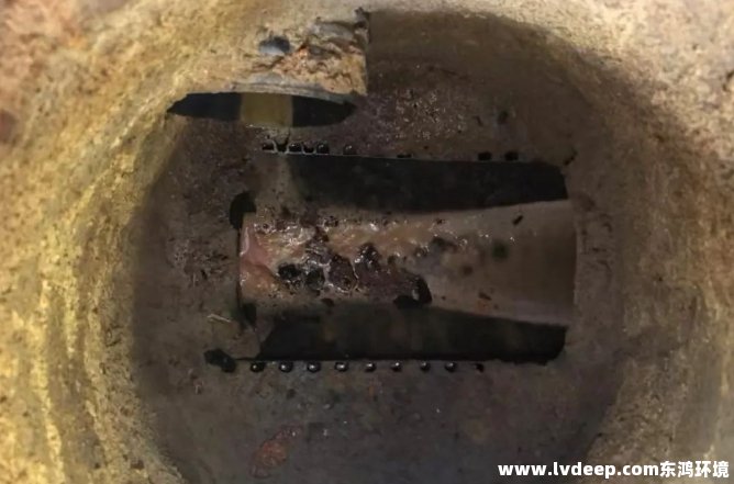 廠外汙水井有紅色水樣排出